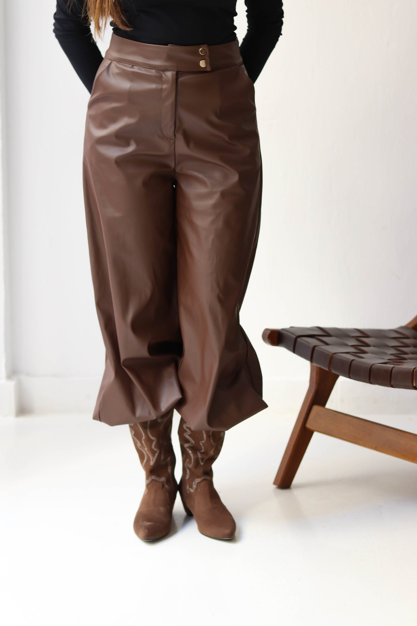 SLEEK BALLOON PANTS IN BROWN