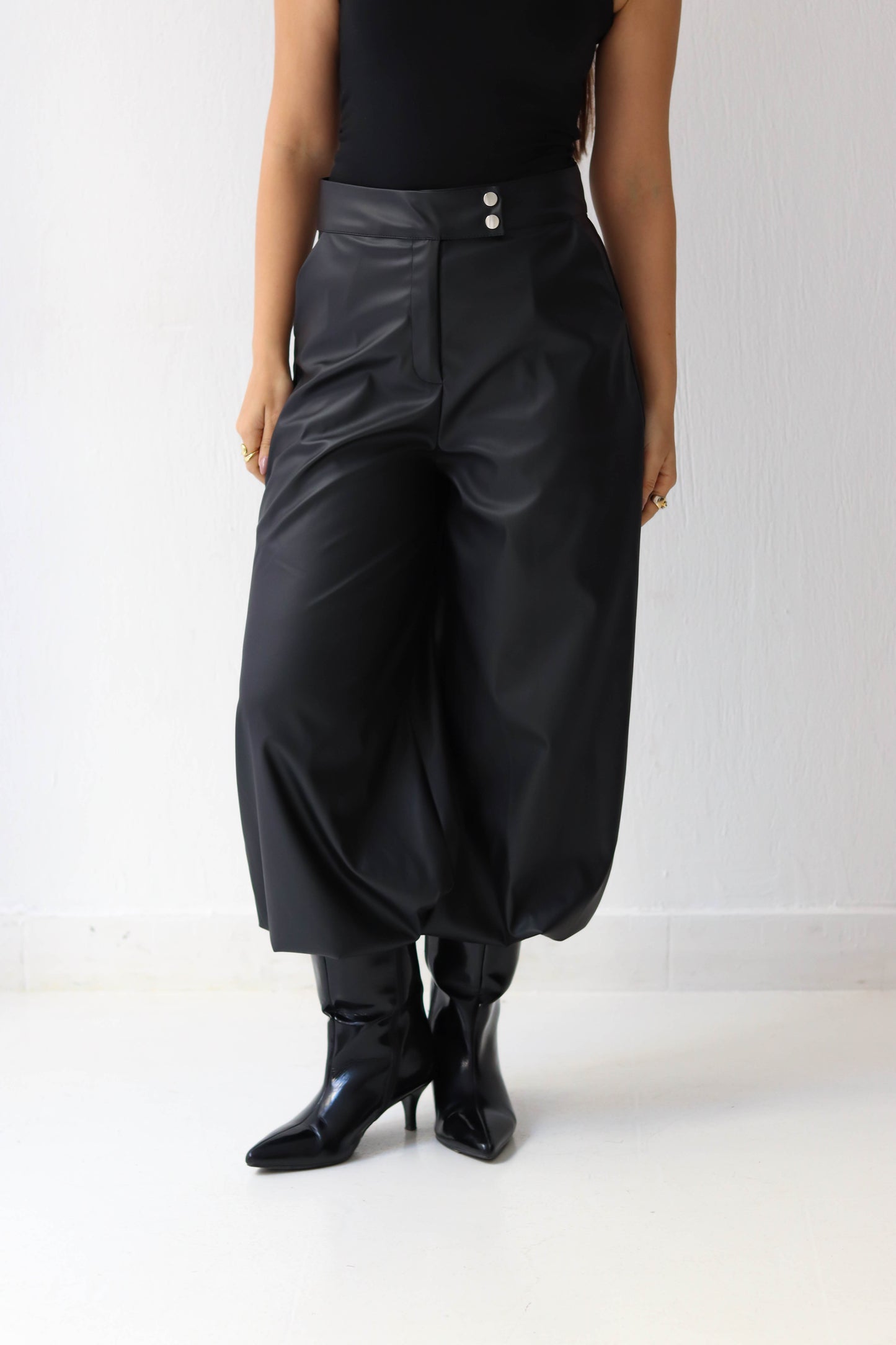 SLEEK BALLOON PANTS IN BLACK