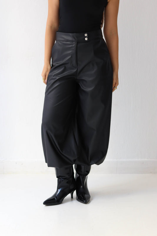 SLEEK BALLOON PANTS IN BLACK