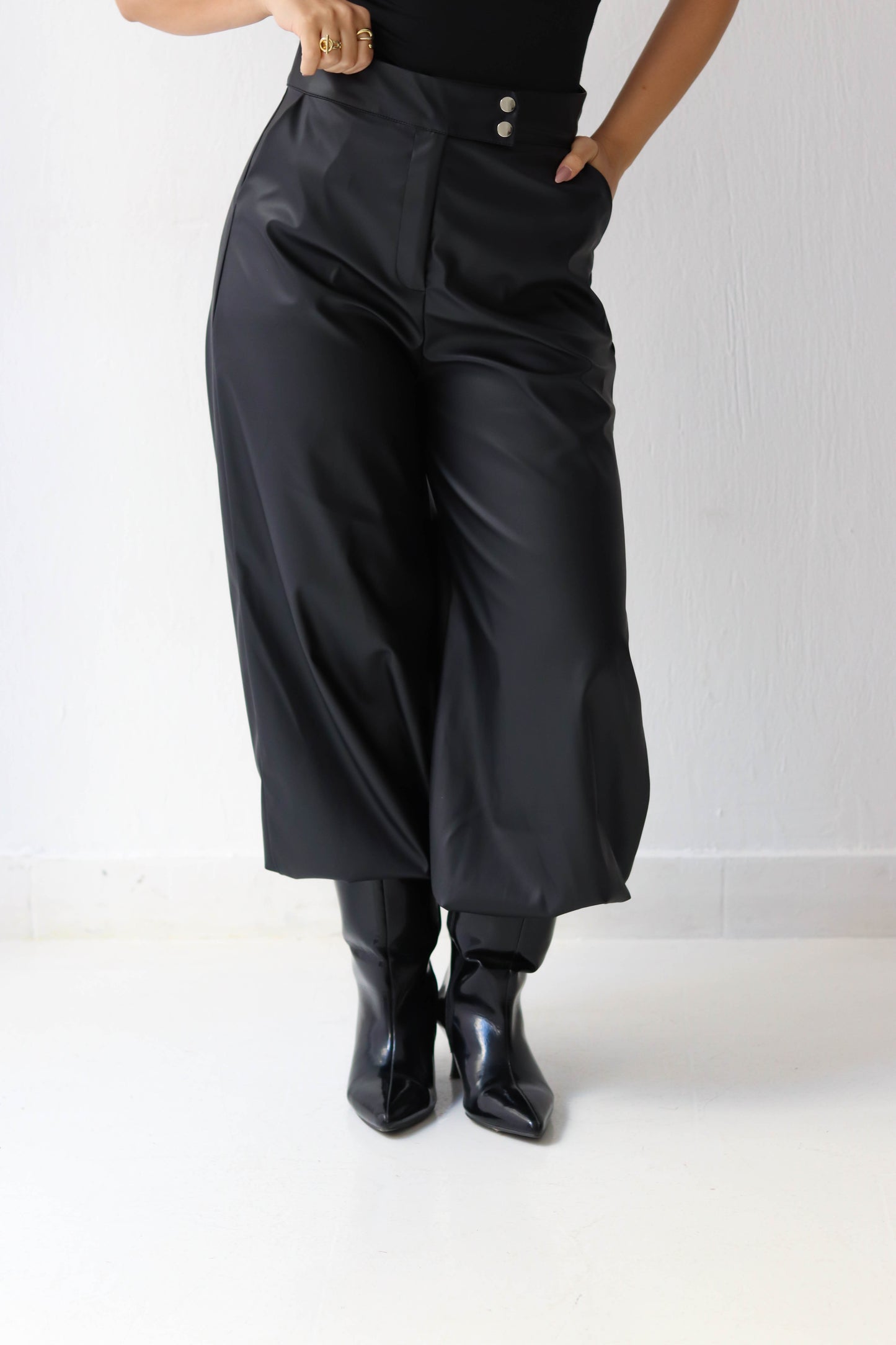 SLEEK BALLOON PANTS IN BLACK