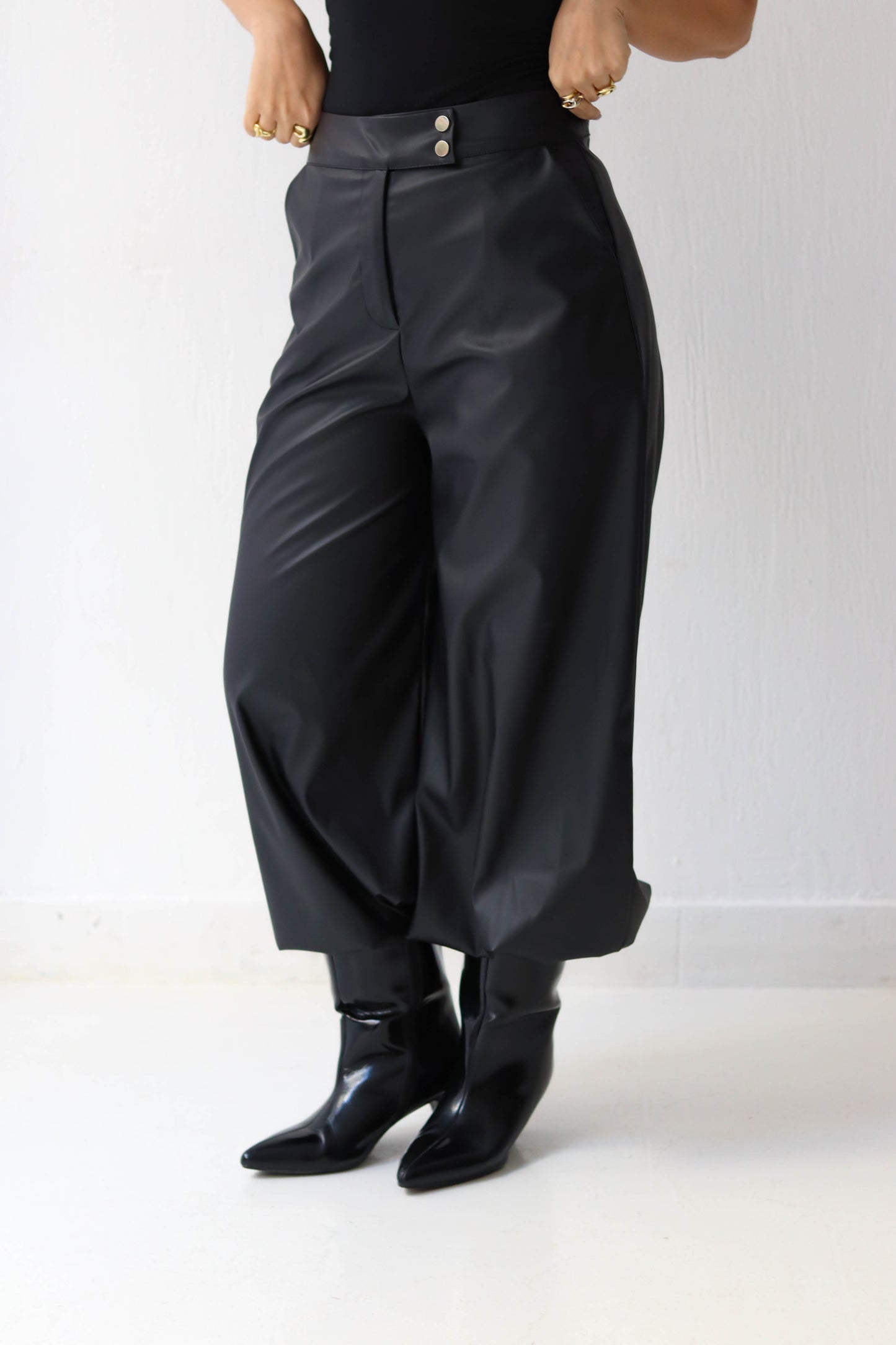 SLEEK BALLOON PANTS IN BLACK