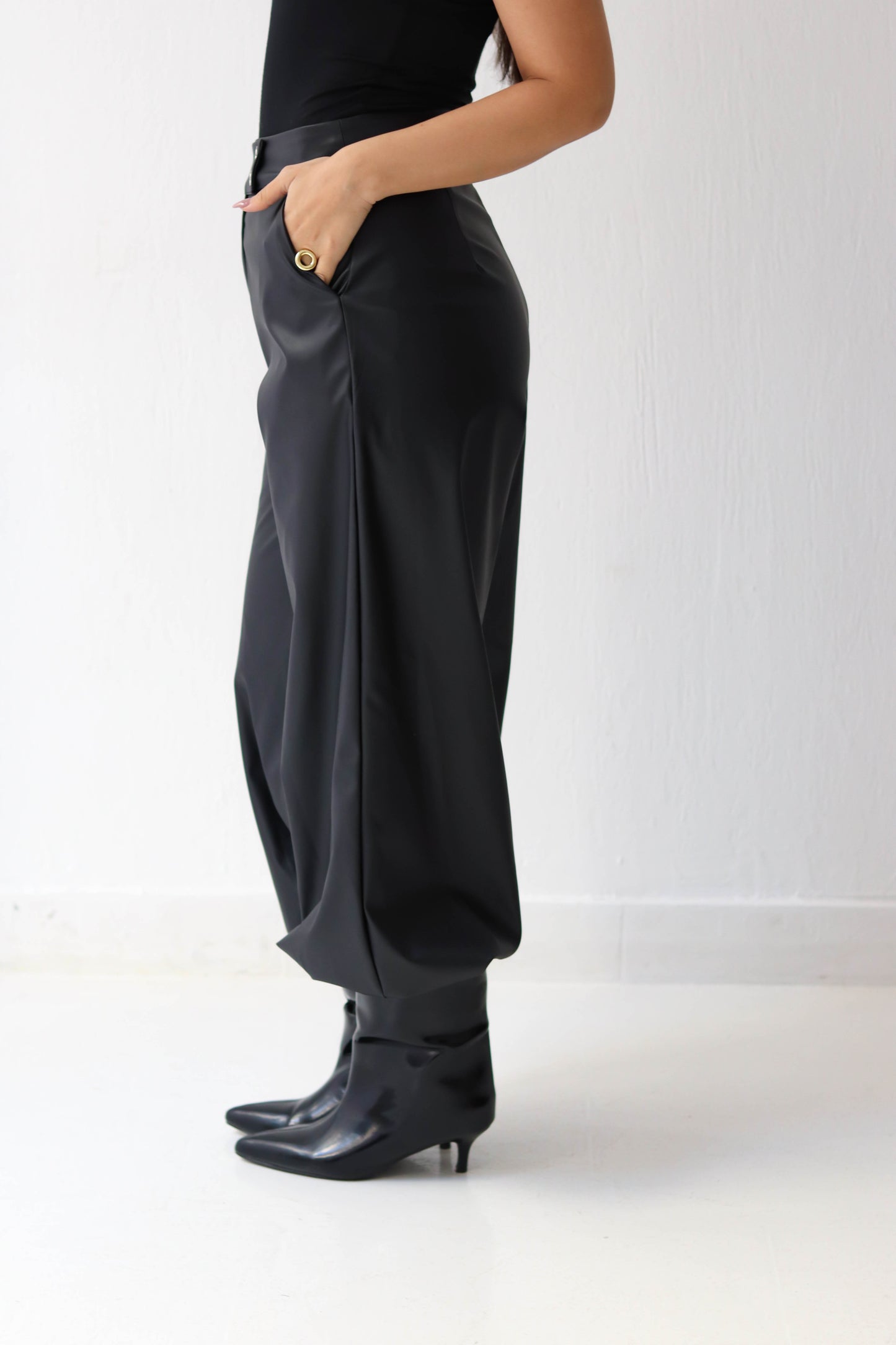 SLEEK BALLOON PANTS IN BLACK