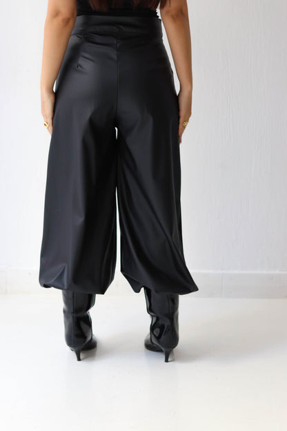 SLEEK BALLOON PANTS IN BLACK